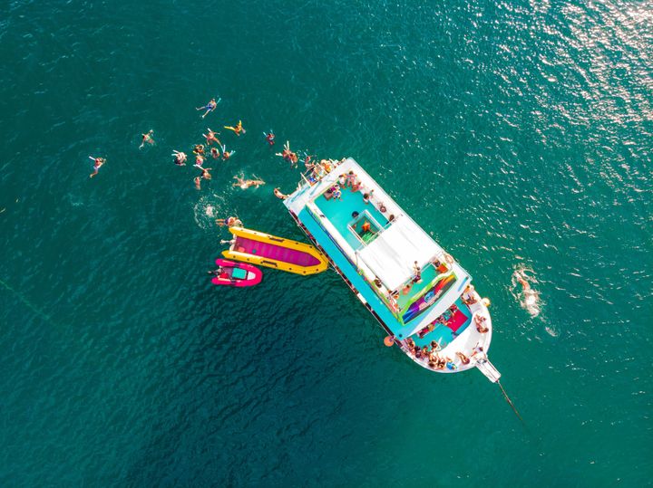 Premium Floating Event Spaces: Luxury Boat Features, Corporate Gatherings, and Event Insights