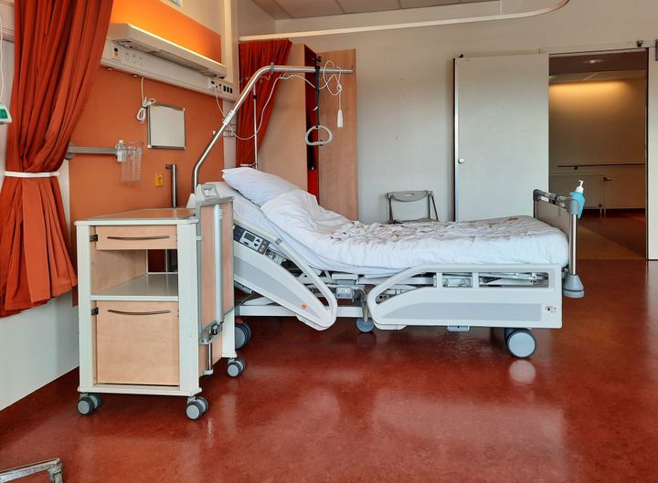 Modern Hospital Beds Explained: Smart Features, Mobility, and Caregiving Technology