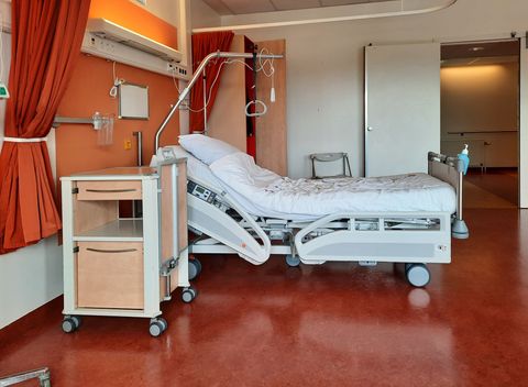 Modern Hospital Beds Explained: Smart Features, Mobility, and Caregiving Technology