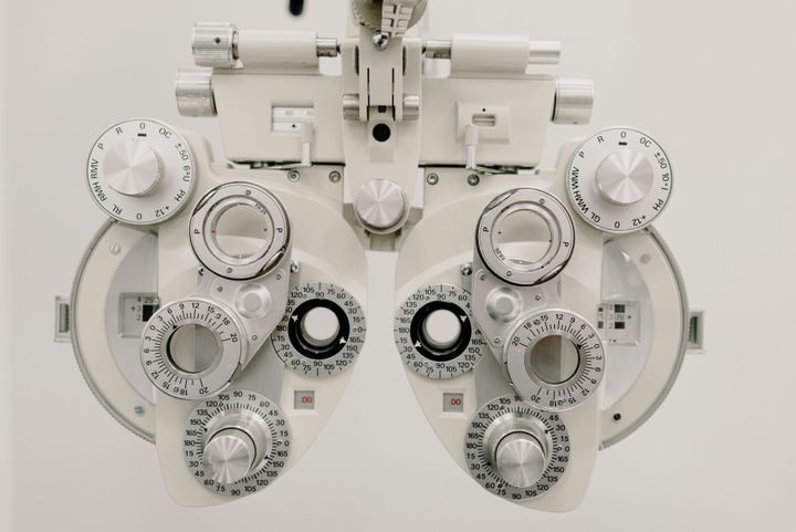 Eyeglass Lens Manufacturing Guide: Equipment Types, Precision Technology, and Industry Trends