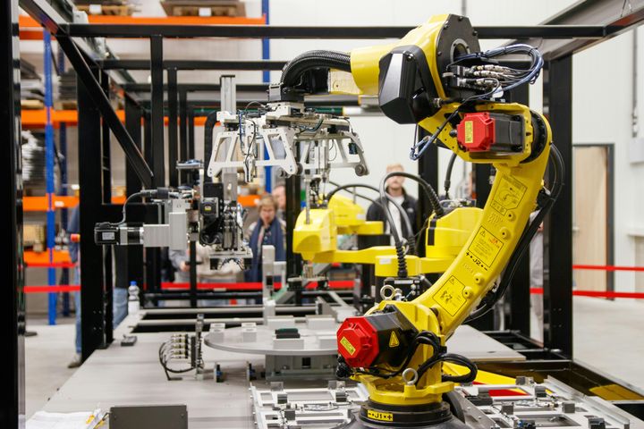 Smart Factory Integration Explained: Data Analytics, Robotics, and Operational Efficiency Insights