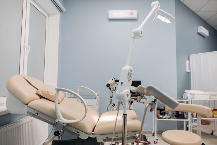 Medical Examination Table Guide: Types, Features, and Hospital Equipment Explained