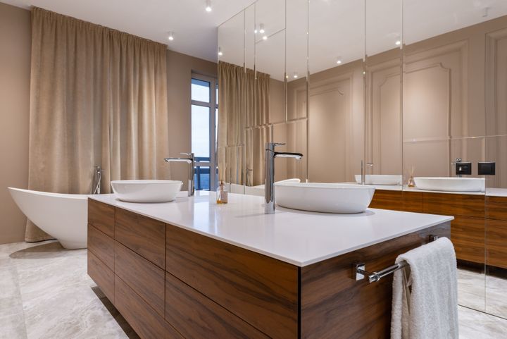 Luxury Bathroom Design Guide: Premium Bathtubs, Accent Chairs, Materials, and Modern Interior Insights