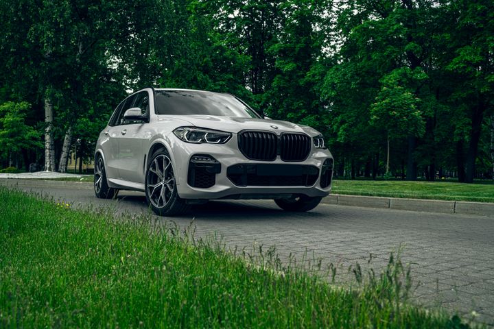Luxury SUV Rental Guide: Overview, Premium Vehicle Features, and Travel Insights